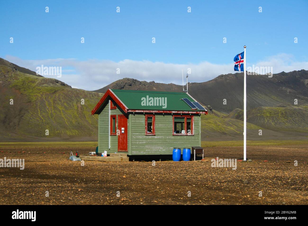 Piccola cabina con bandiera nel mezzo del paesaggio islandese Foto Stock