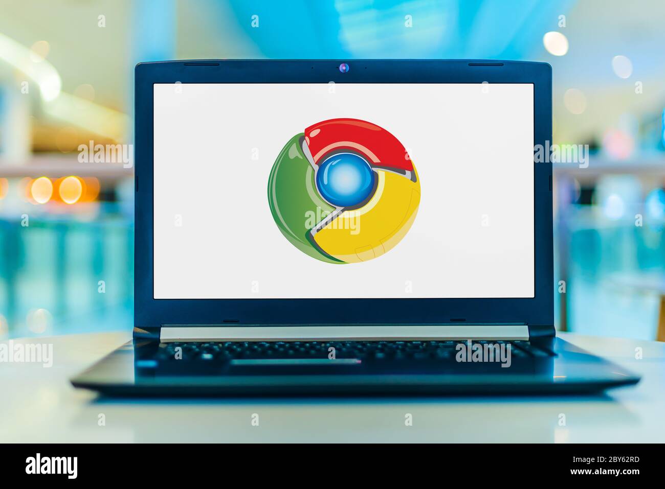 POZNAN, POL - 15 MAGGIO 2020: Computer portatile con logo di Google Chrome, un browser web multipiattaforma sviluppato da Google Foto Stock