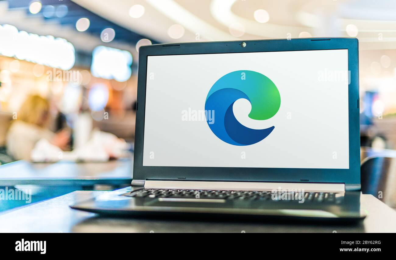 POZNAN, POL - 15 MAGGIO 2020: Computer portatile con logo di Microsoft Edge, un browser web sviluppato da Microsoft Foto Stock