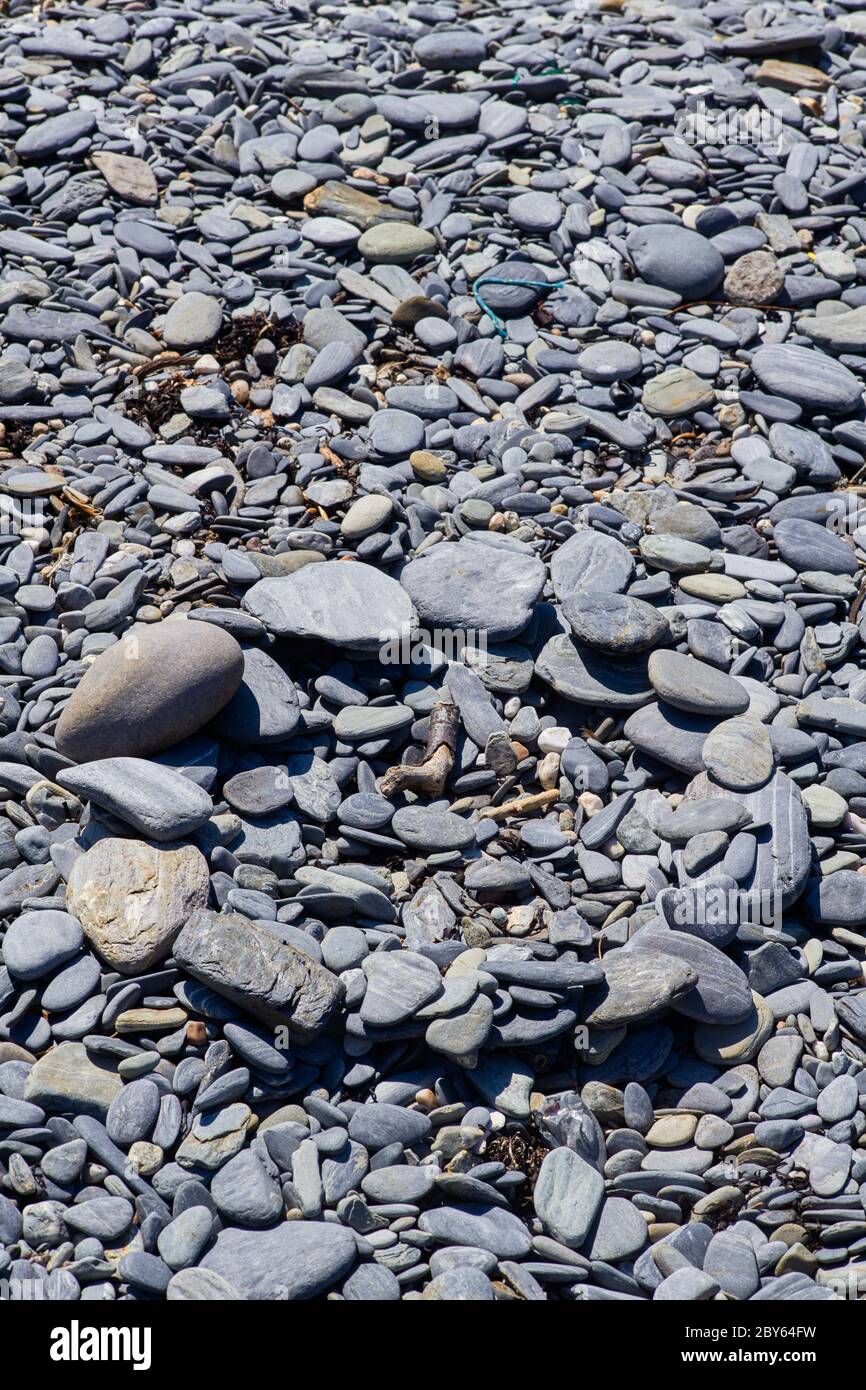 Cerchio di pietre di ardesia su una spiaggia Foto Stock