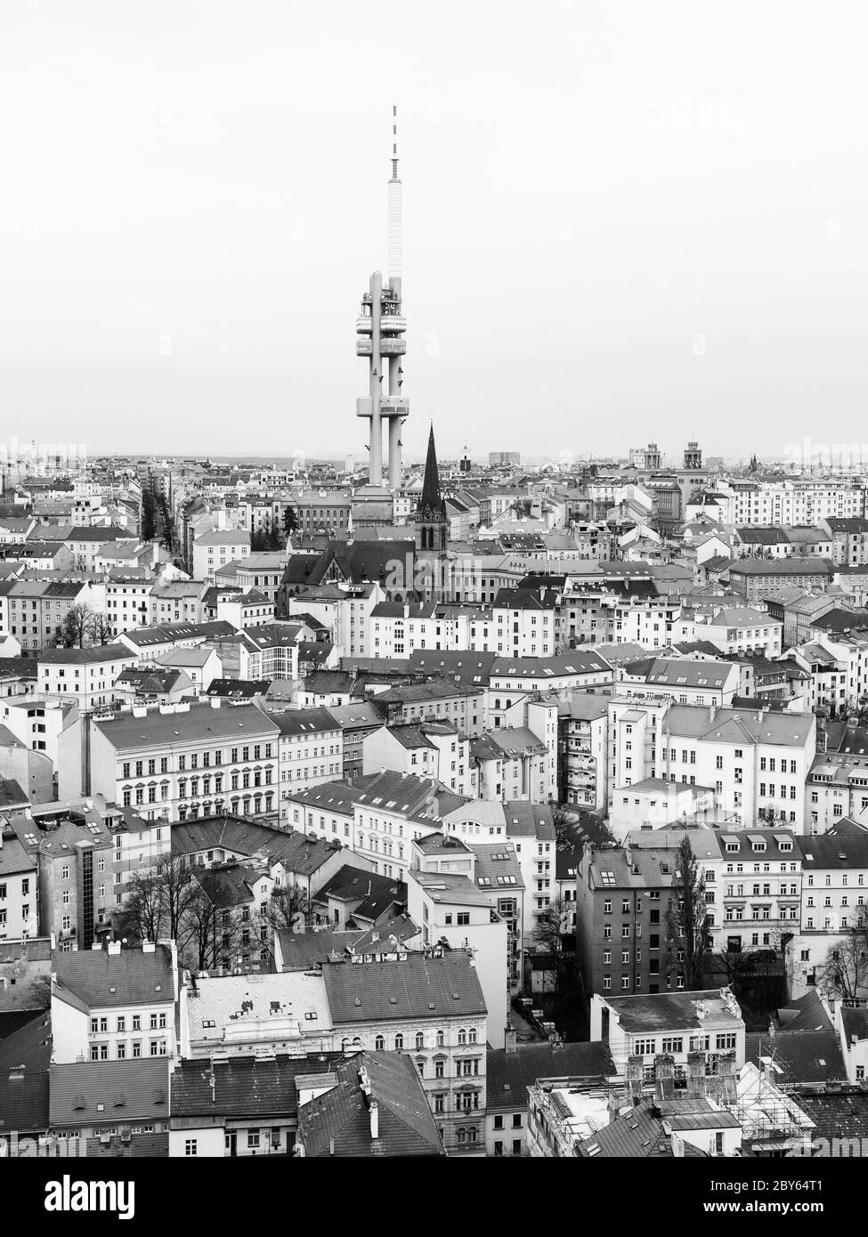 Zizkov parte della città e la torre della televisione, Praga, repubblica Ceca. Immagine in bianco e nero. Foto Stock