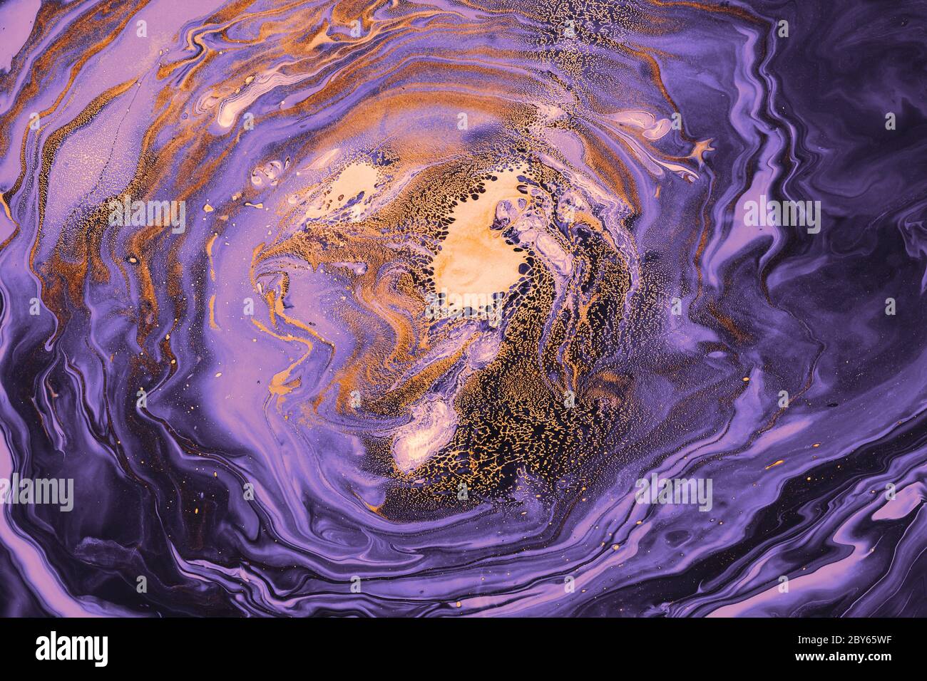 Fluido acrilico Art. Onde vortex violet e particelle d'oro. Sfondo o trama astratta. Foto Stock