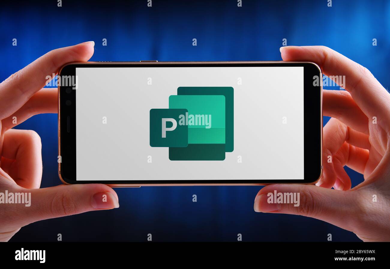 POZNAN, POL - 21 MAGGIO 2020: Smartphone con mani in mano che mostra il logo di Microsoft Publisher, un'applicazione di desktop publishing, parte di Office fami Foto Stock