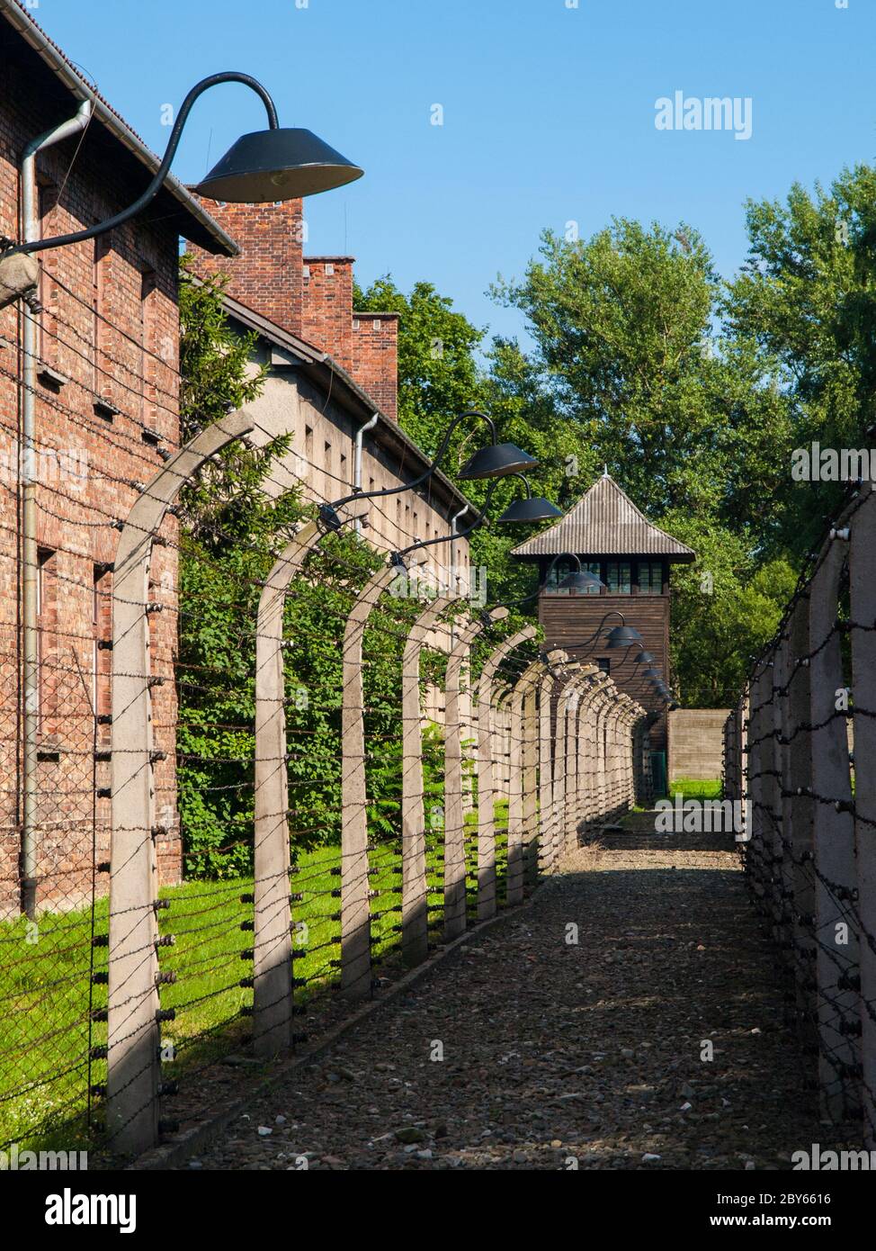 Recinzione con lampade di guardia e torre nel campo di concentramento, Auschwitz, o Oswiecim, Polonia Foto Stock