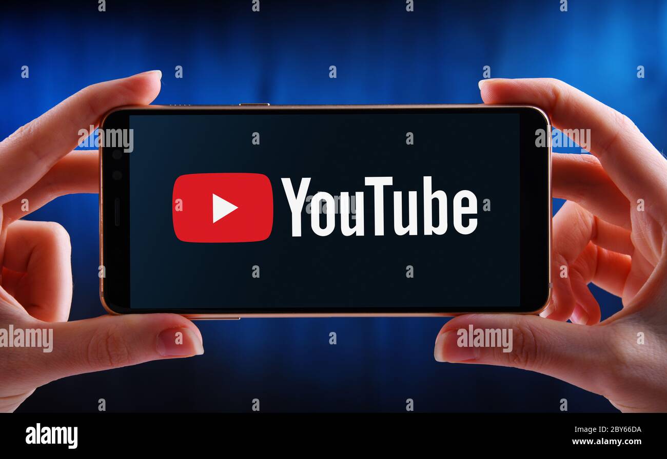 POZNAN, POL - 21 MAGGIO 2020: Smartphone con mani che mostra il logo di YouTube, un sito web americano di video-sharing con sede a San Bruno, Califor Foto Stock