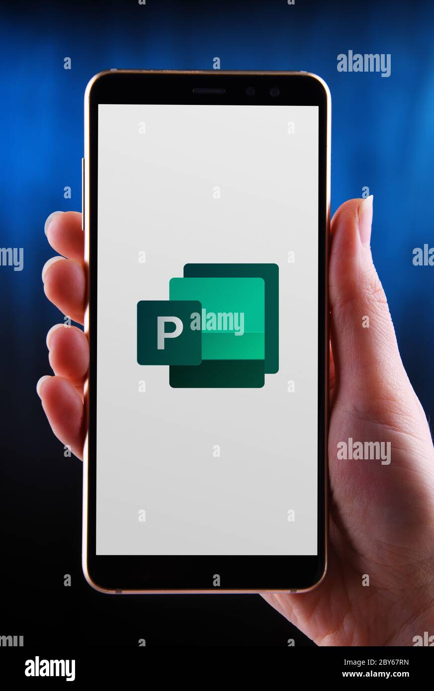 POZNAN, POL - 21 MAGGIO 2020: Smartphone con mani in mano che mostra il logo di Microsoft Publisher, un'applicazione di desktop publishing, parte di Office fami Foto Stock