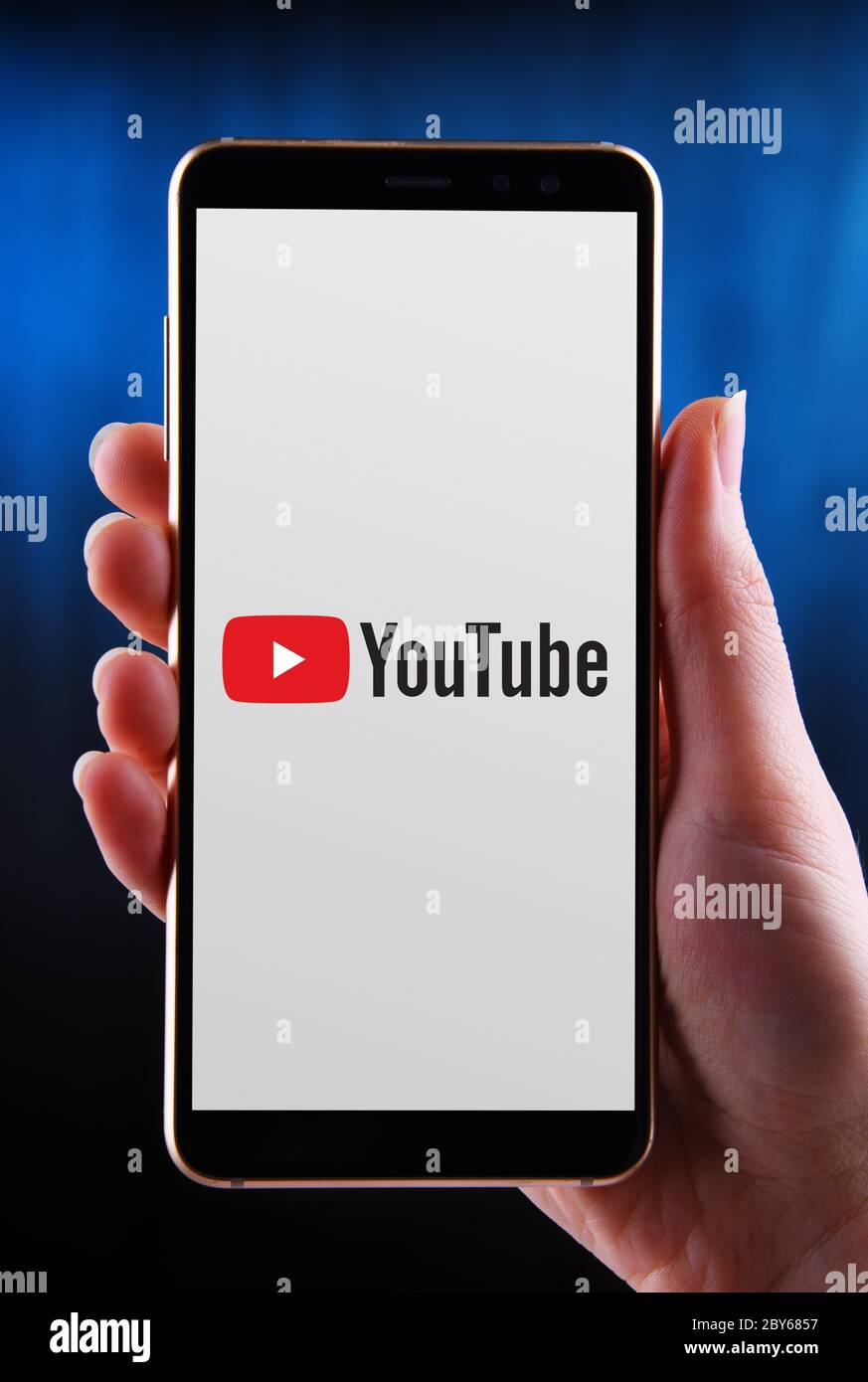 POZNAN, POL - 21 MAGGIO 2020: Smartphone con mani che mostra il logo di YouTube, un sito web americano di video-sharing con sede a San Bruno, Califor Foto Stock