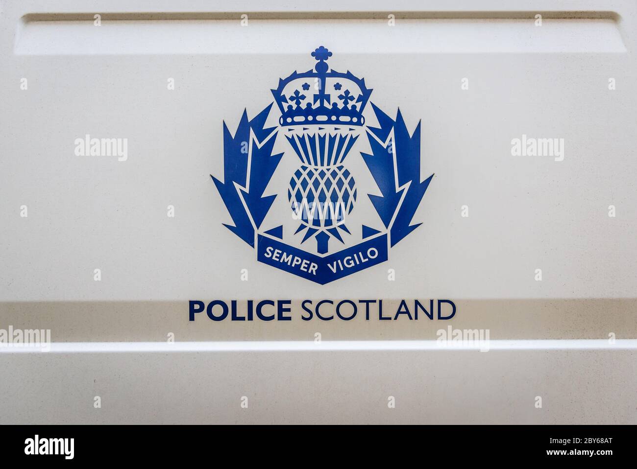 Logo su un'auto di polizia a Edimburgo, capitale della Scozia, parte del Regno Unito Foto Stock