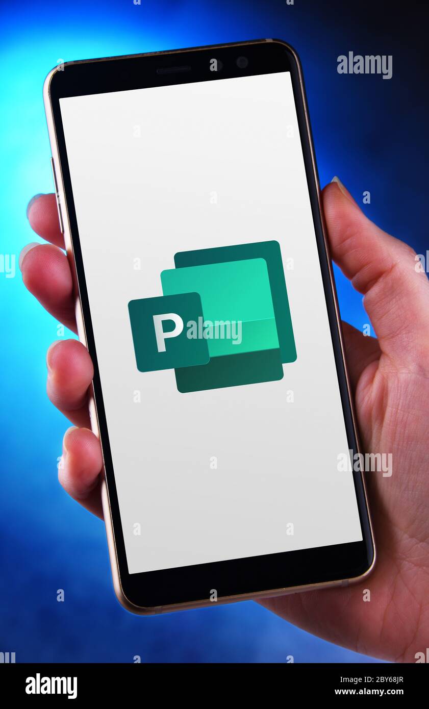 POZNAN, POL - 21 MAGGIO 2020: Smartphone con mano che mostra il logo di Microsoft Publisher, un'applicazione di desktop publishing, parte della famiglia Office Foto Stock