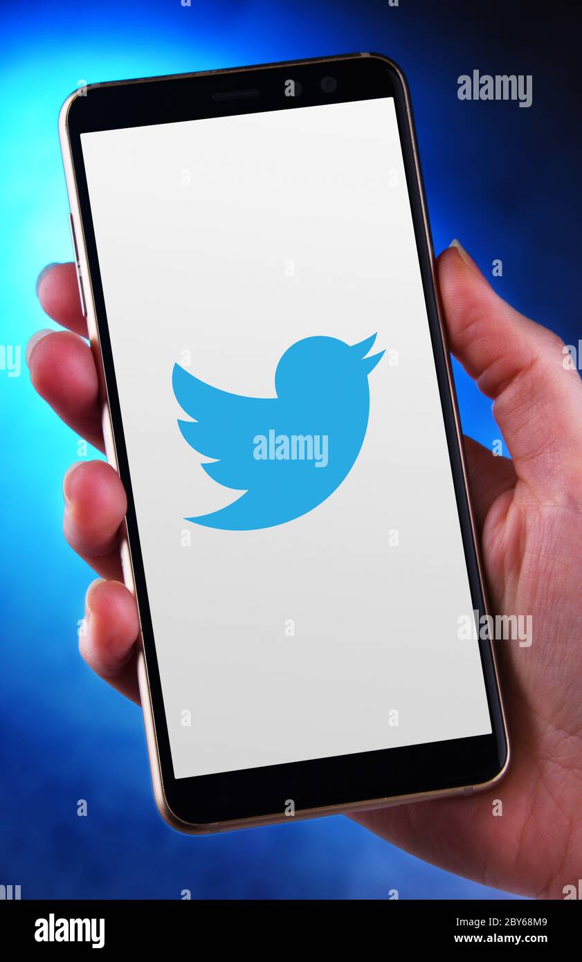POZNAN, POL - 21 MAGGIO 2020: Smartphone con lancetta che mostra il logo di Twitter, un servizio americano di microblogging online e social networking Foto Stock