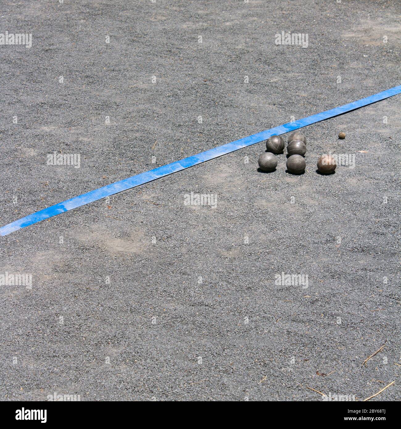 palline di boule su una linea blu Foto Stock