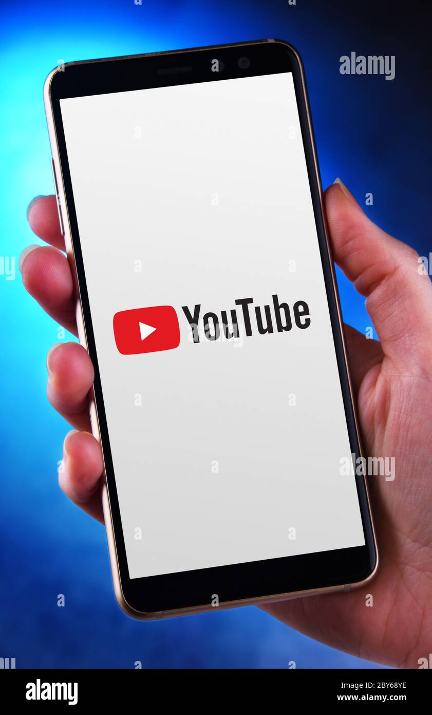 POZNAN, POL - 21 MAGGIO 2020: Smartphone con la mano che mostra il logo di YouTube, un sito web americano di video-sharing con sede a San Bruno, California Foto Stock