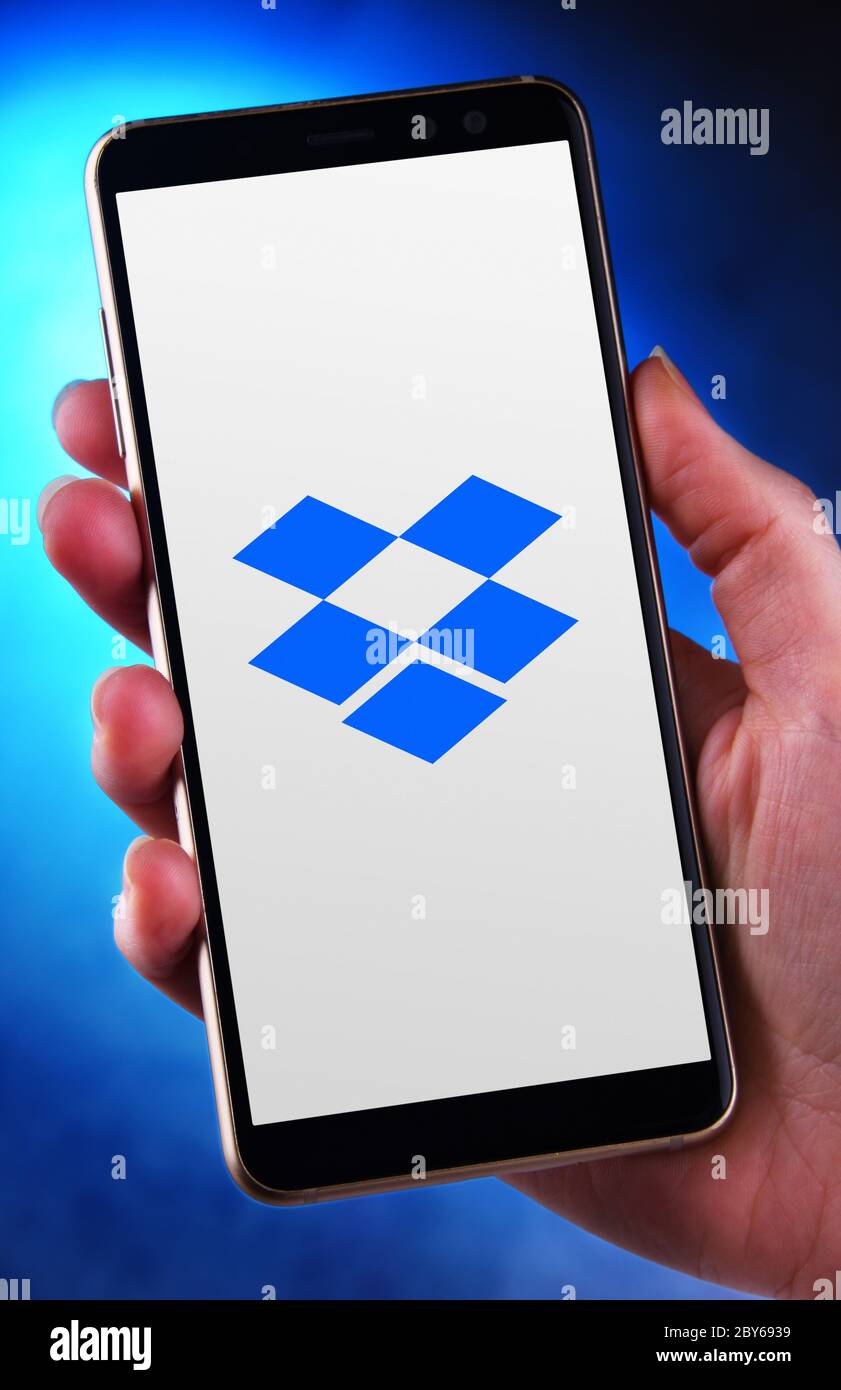 POZNAN, POL - 21 MAGGIO 2020: Smartphone con lancetta che mostra il logo di Dropbox, un servizio di hosting di file gestito da Dropbox, Inc., con sede a SAN Foto Stock
