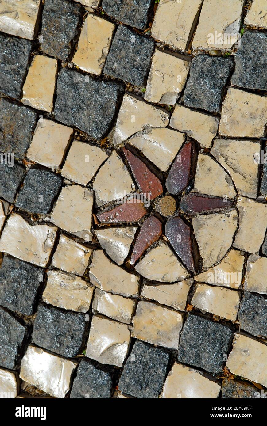 Pavimentazione a mosaico nelle strade di Lisbona in Portogallo Foto Stock