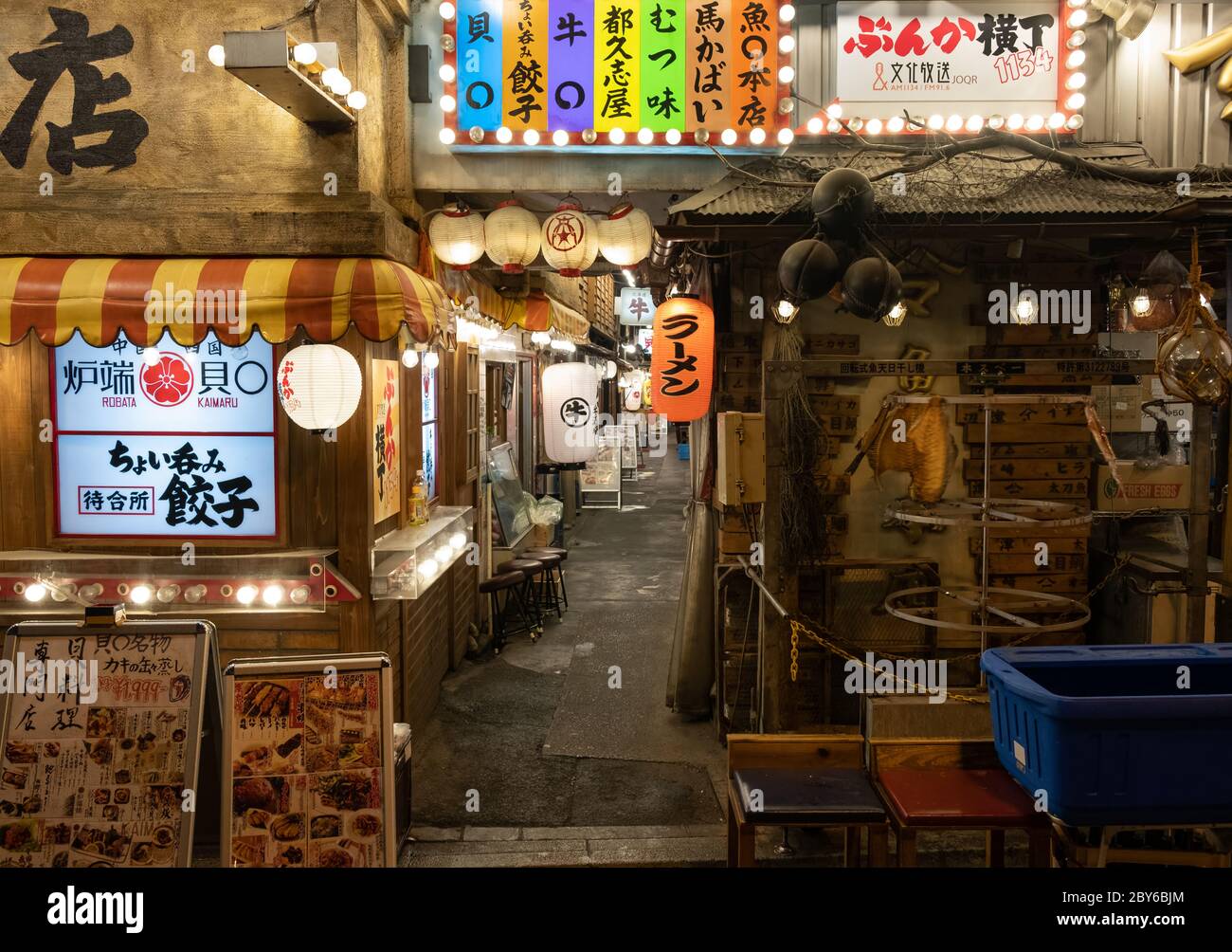 Piccoli ristoranti e pub in stile giapponese o izakaya nella strada dietro il viale del quartiere di Yurakucho, Tokyo, Giappone di notte. Foto Stock