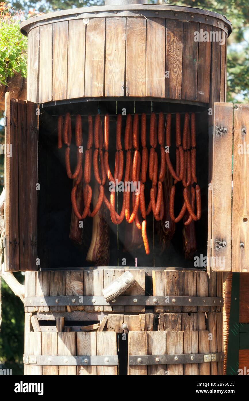 salsicce e pancetta in tradizionale fumo di legno Foto Stock