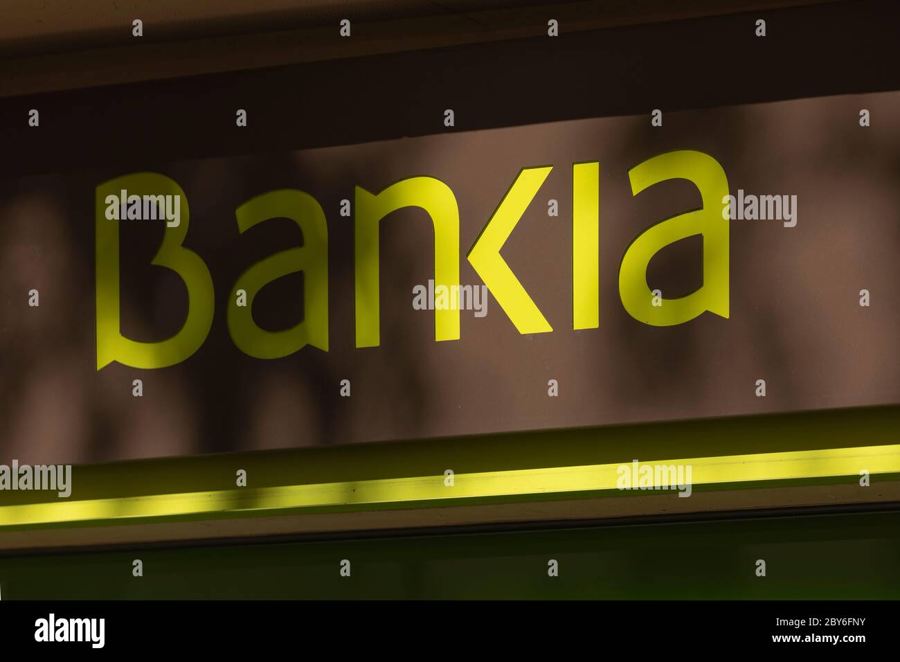 Madrid, Spagna - 18 maggio 2020: Facciata principale all'ingresso dell'ufficio bancario di Bankia, nel quartiere Retiro. Foto Stock