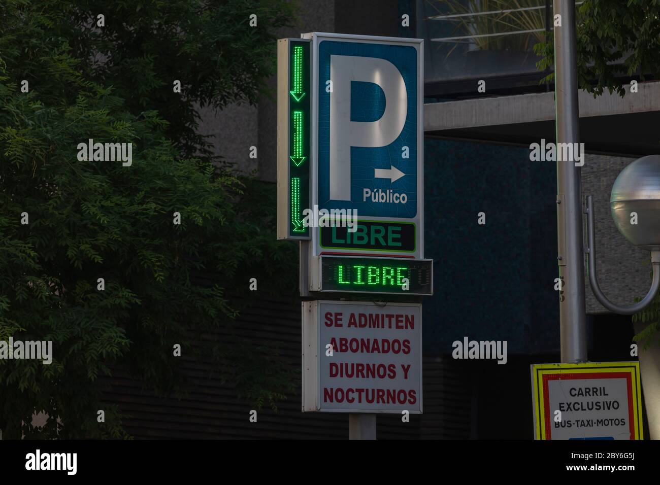 Madrid, Spagna - 18 maggio 2020: Un chiaro, un segno un po 'sporco di accesso ad un parcheggio pubblico giorno e notte con spazio libero, nel quartiere Retiro. Foto Stock