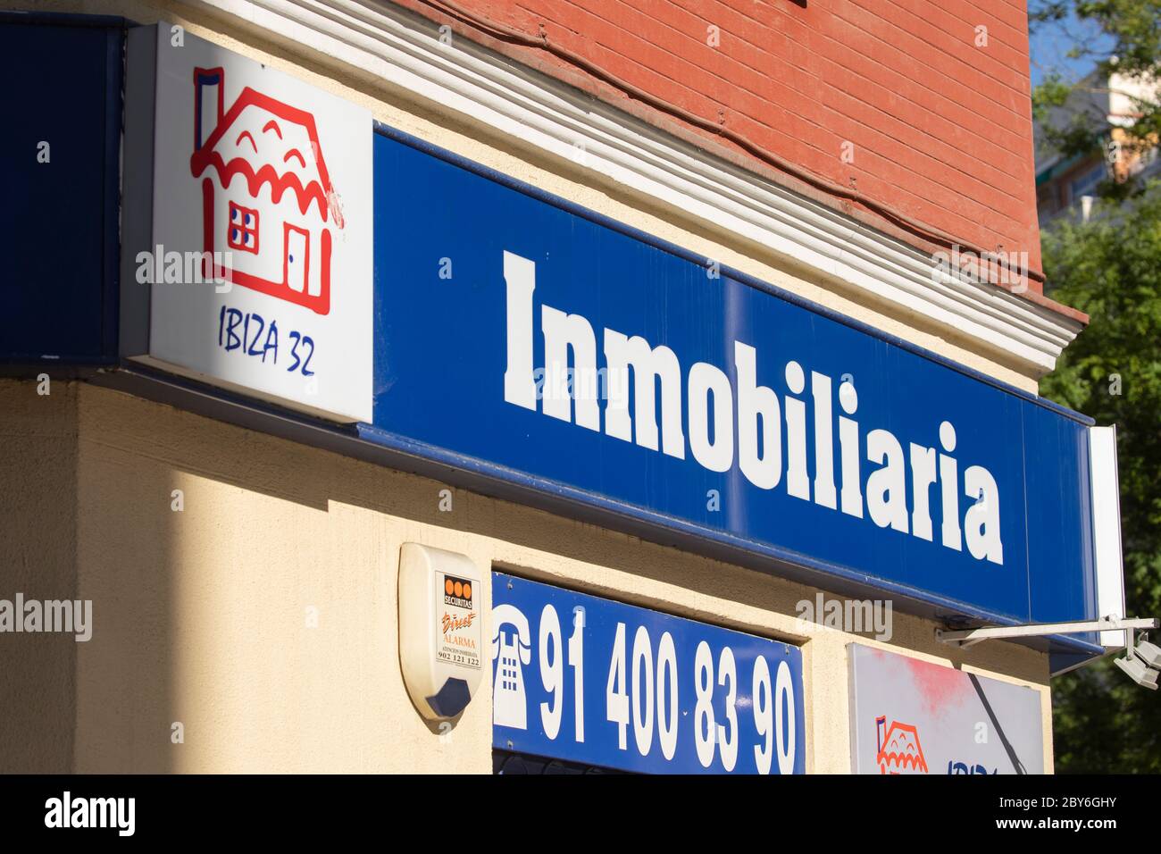 Madrid, Spagna - 18 maggio 2020: Facciata dell'area di ingresso ad un ufficio aperto al pubblico per servizi immobiliari, acquisto e vendita di case, nel R. Foto Stock