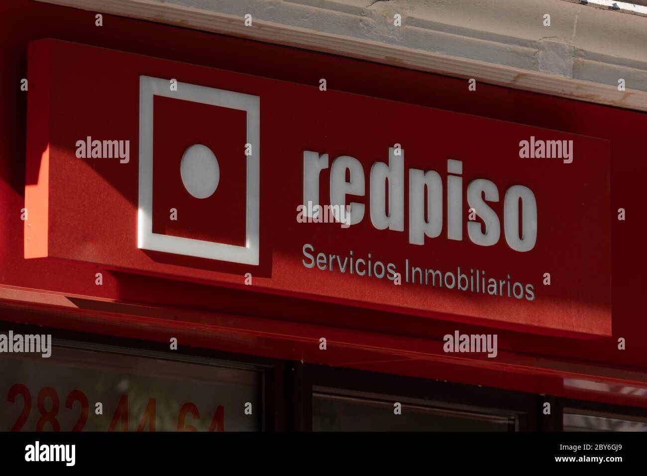 Madrid, Spagna - 18 maggio 2020: Facciata dell'area di ingresso ad un ufficio aperto al pubblico per servizi immobiliari, acquisto e vendita di case, nel R. Foto Stock