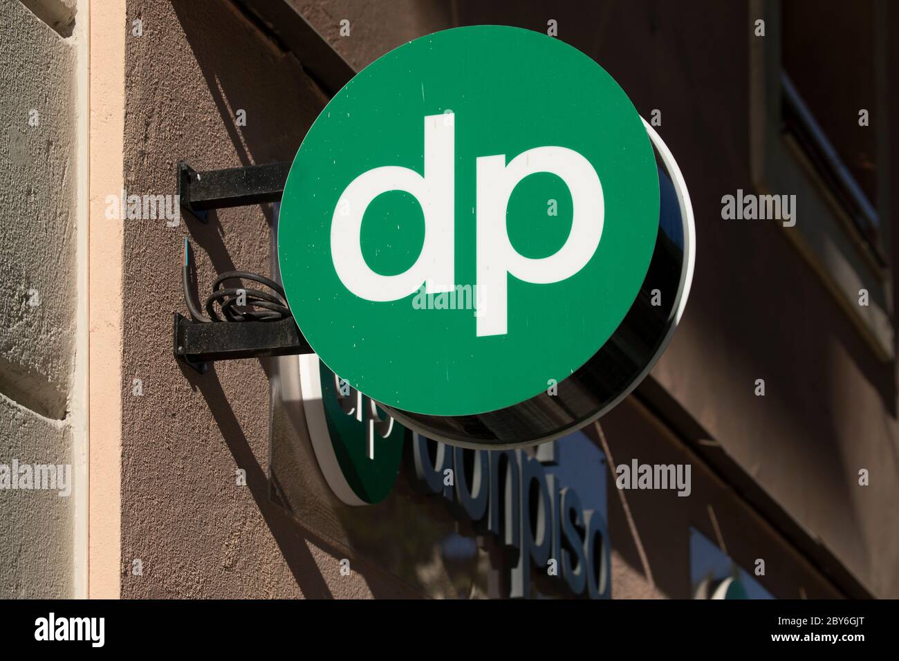Madrid, Spagna - 18 maggio 2020: Facciata dell'area di ingresso ad un ufficio aperto al pubblico per servizi immobiliari, acquisto e vendita di case, nel R. Foto Stock