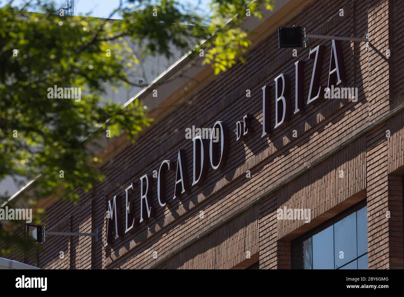 Madrid, Spagna - 19 maggio 2020: Il segno della facciata nel famoso mercato locale per frutta, verdura, pesce, carni e altri prodotti in via Ibiza, i Foto Stock