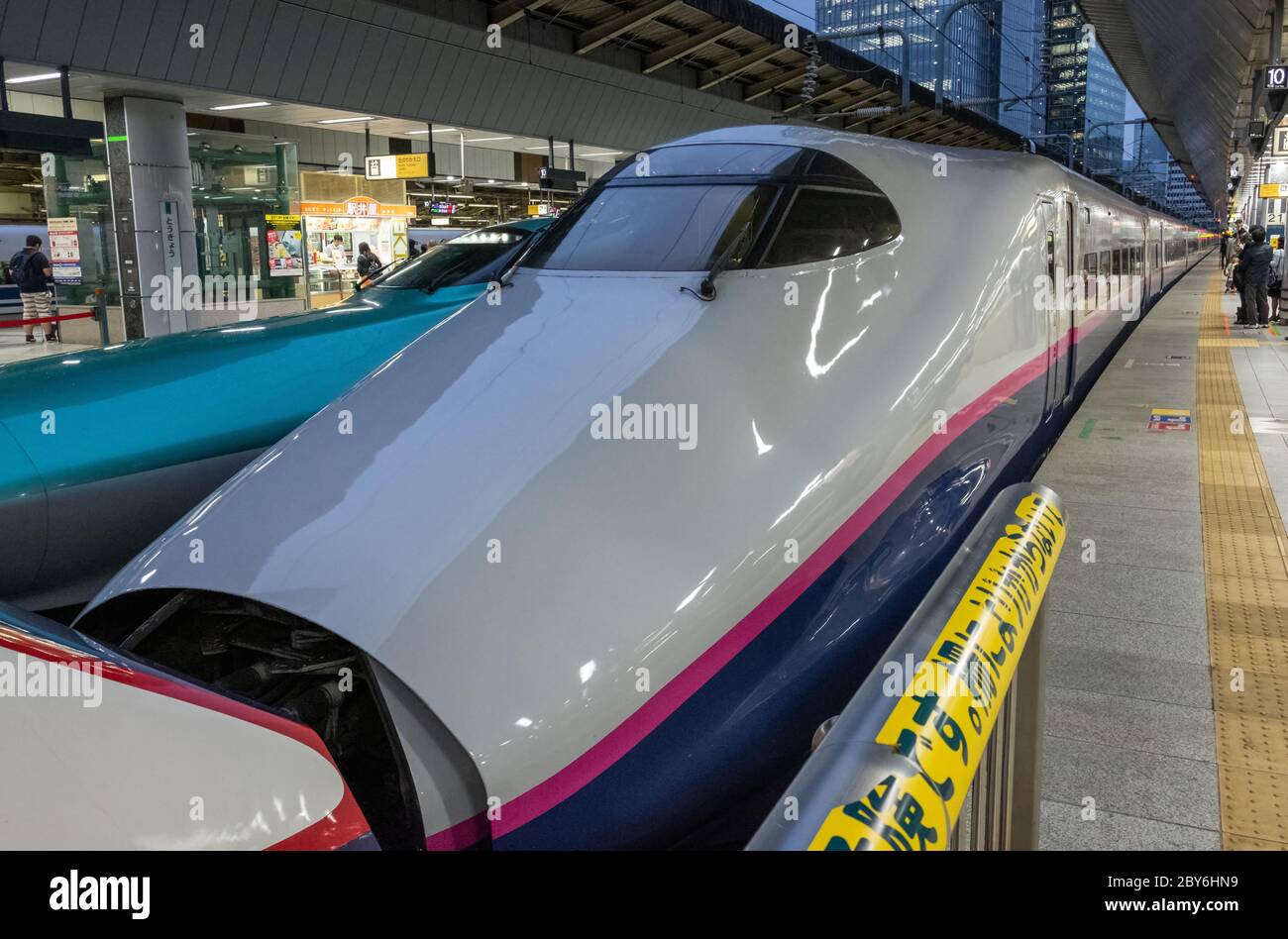 Treno ad alta velocità Shinkansen presso il terminal della stazione ferroviaria di Tokyo. Foto Stock