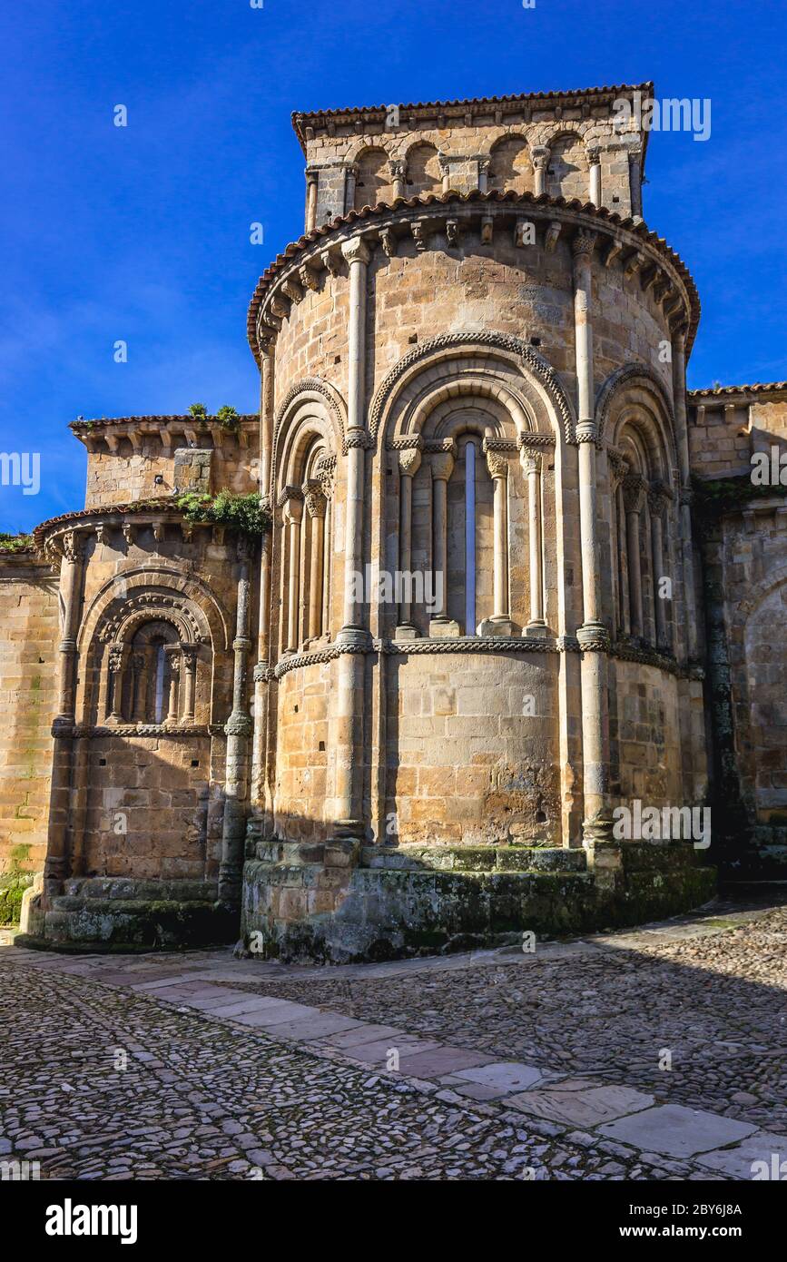 Abside della chiesa romanica collegiata e chiostro di Santa Juliana in Santillana del Mar storico città situata in Cantabria regione della Spagna Foto Stock