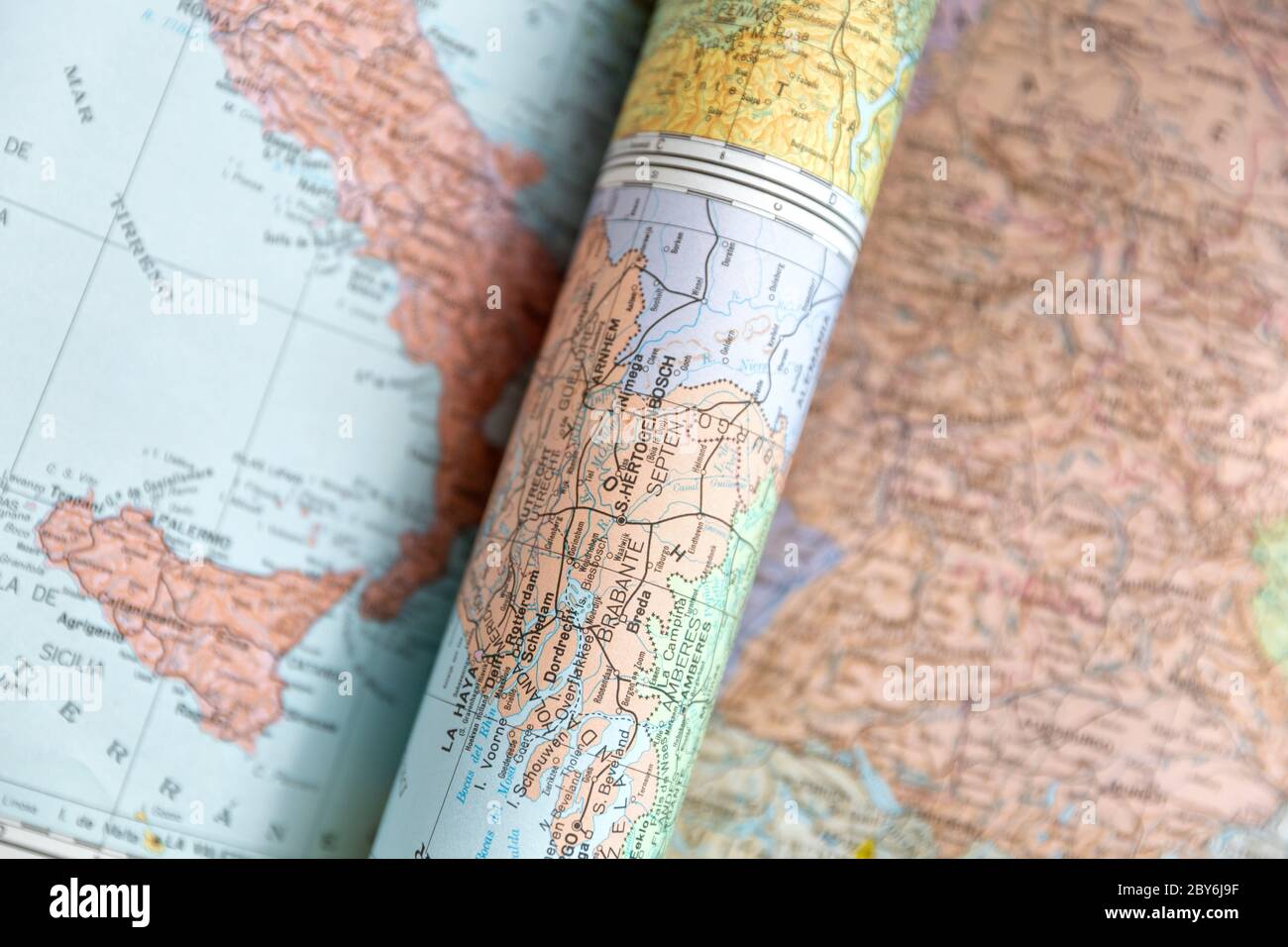 Dettaglio di diverse mappe del mondo. Vista dall'alto. Spazio per il testo. Concetto di viaggio, turismo e cartografia Foto Stock