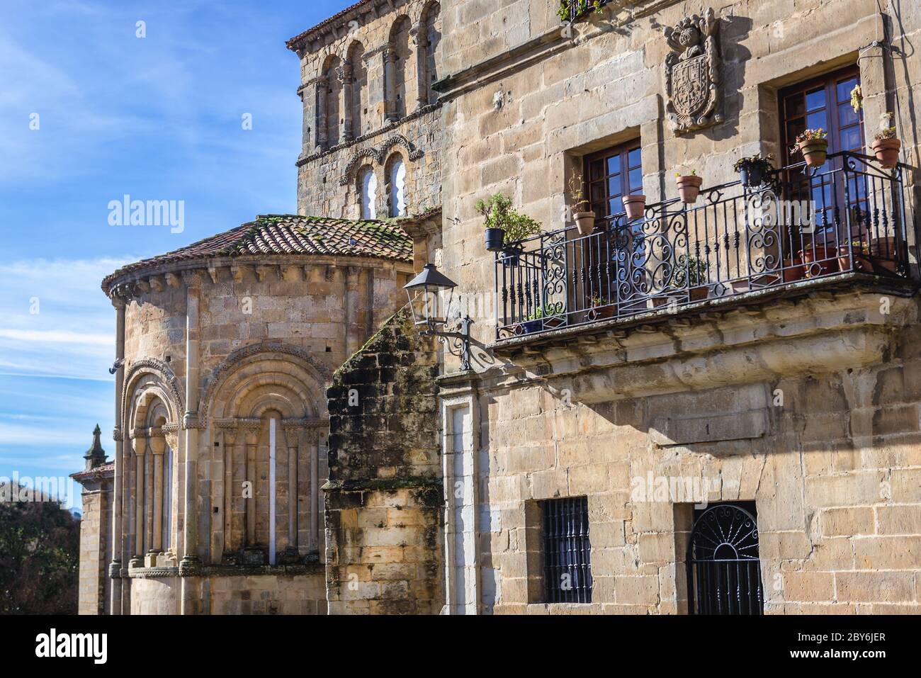 Abside di chiesa collegiata romanica e chiostro di Santa Juliana in Santillana del Mar città storica situata nella regione Cantabria della Spagna Foto Stock