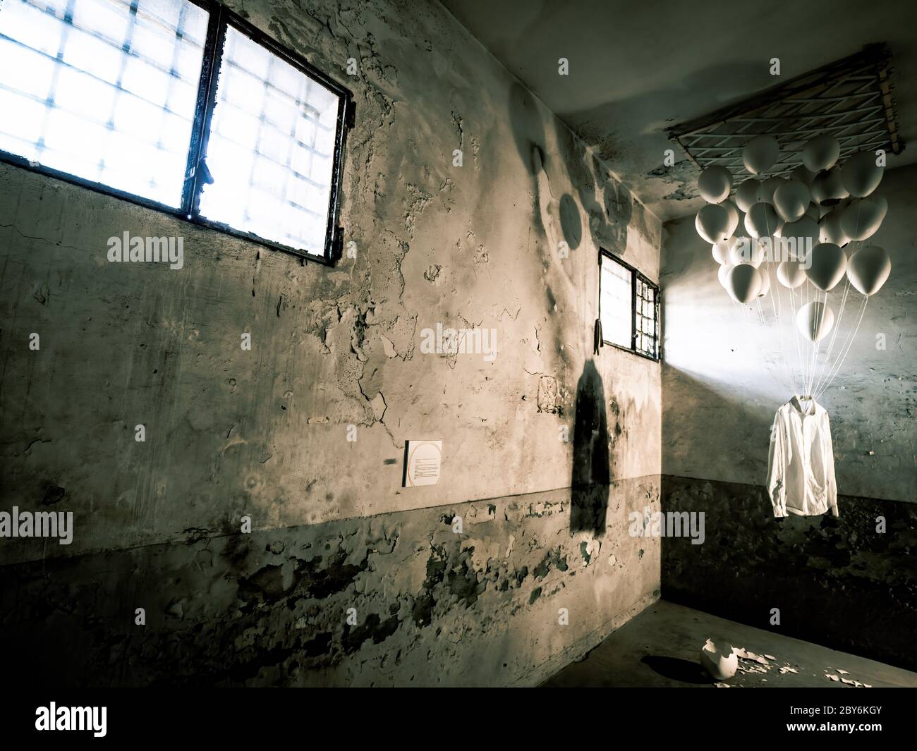 Concetto di prigione e libertà attraverso un'installazione artistica temporanea Foto Stock