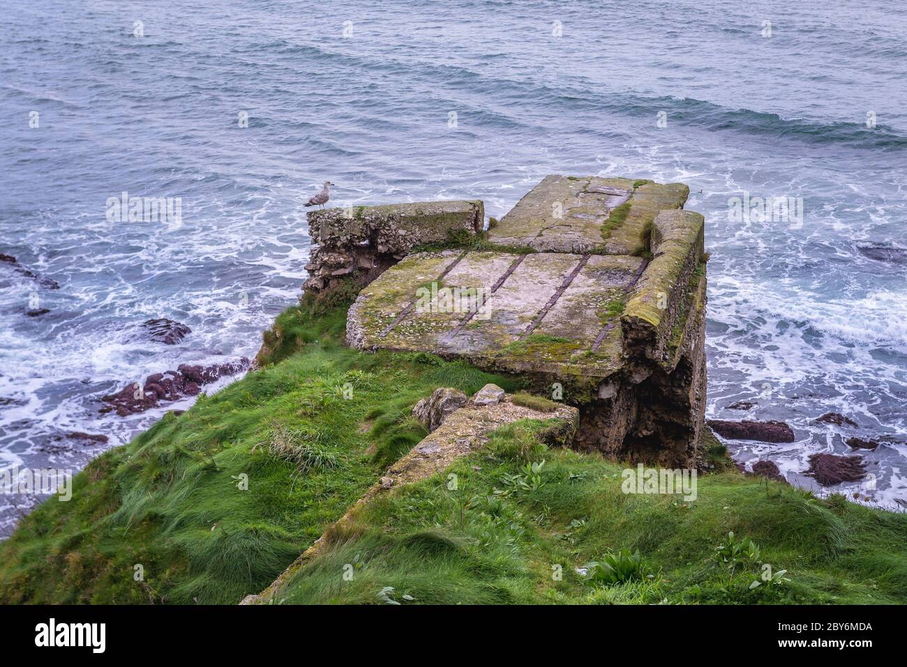 Resti di forte sul capo delle colline di Santa Catalina nella zona di Cimadevilla di Gijon nella comunità autonoma delle Asturie, Spagna Foto Stock