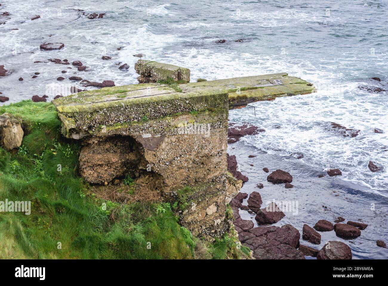 Resti di forte sul capo delle colline di Santa Catalina nella zona di Cimadevilla di Gijon nella comunità autonoma delle Asturie, Spagna Foto Stock