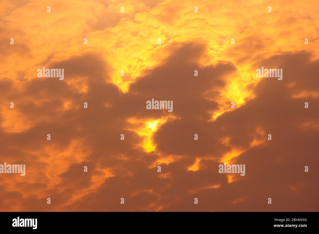 Tramonto su Red Orange Sky Foto Stock