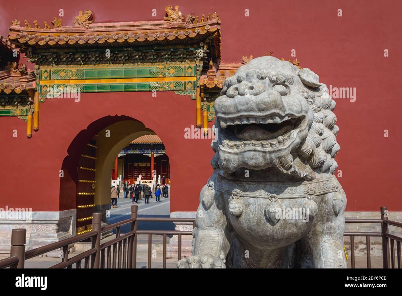 Statua del leone custode di fronte all'entrata di Shouhuang - Palazzo della longevità imperiale nel Parco Jingshan a Pechino, Cina Foto Stock
