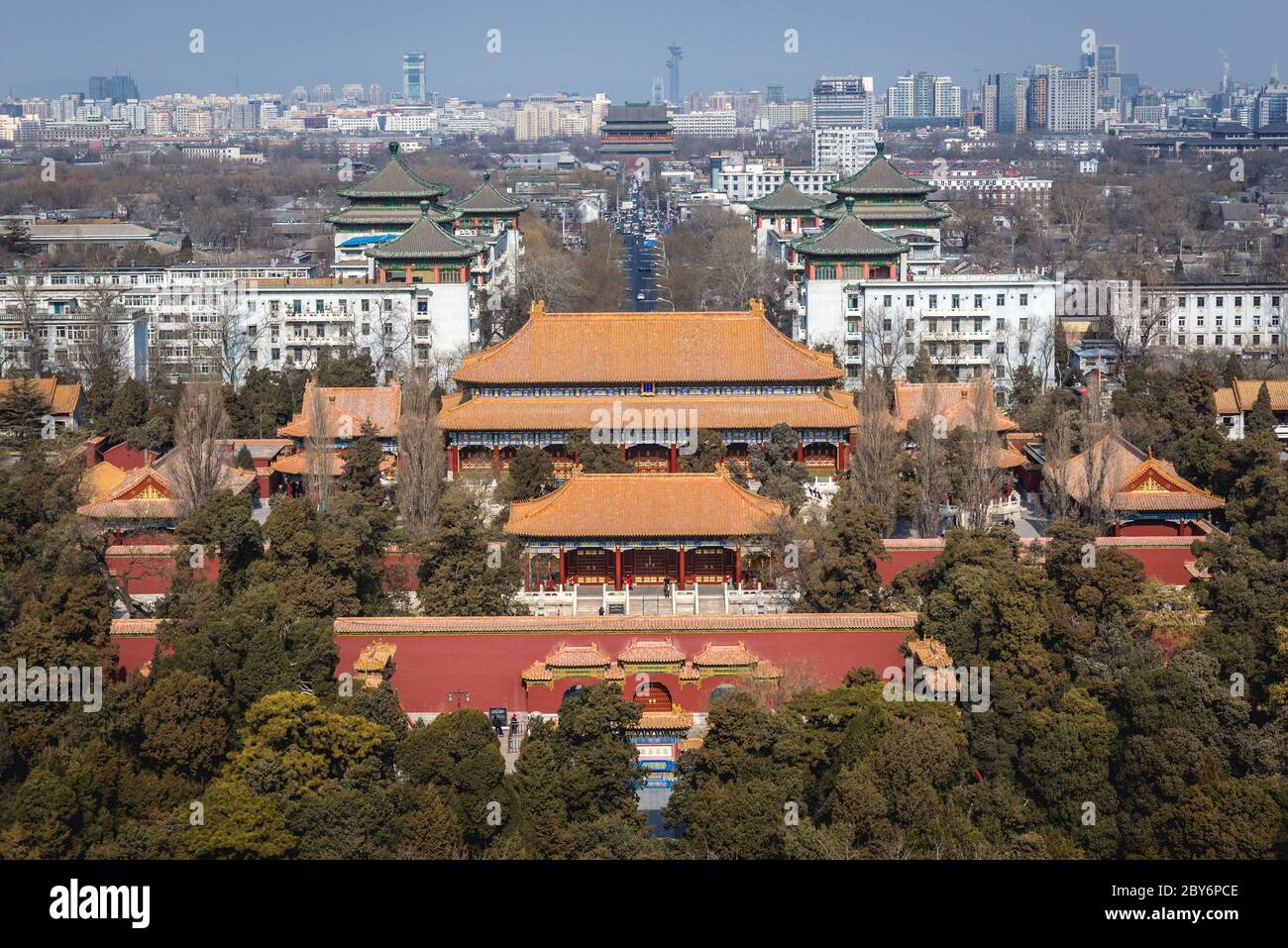 Veduta aerea dal Padiglione di Wanchun su Shouhuang - Palazzo della Longevità Imperiale nel Parco di Jingshan a Pechino, Cina - Torre Del Tamburo sullo sfondo Foto Stock