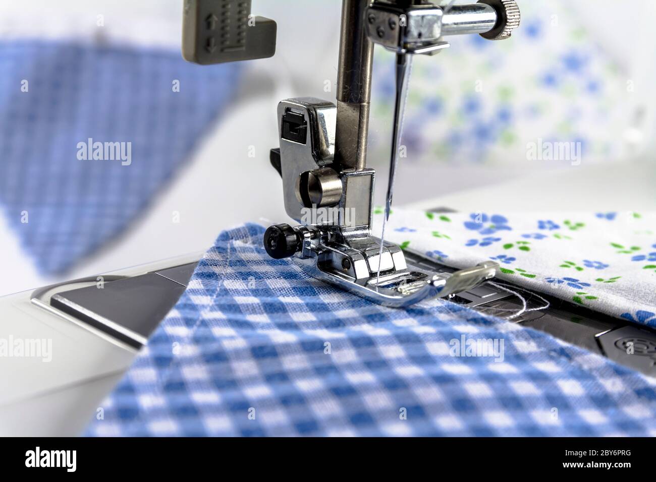 Cucire a macchina il tessuto di controllo blu e bianco nelle bandiere di Bunting Foto Stock