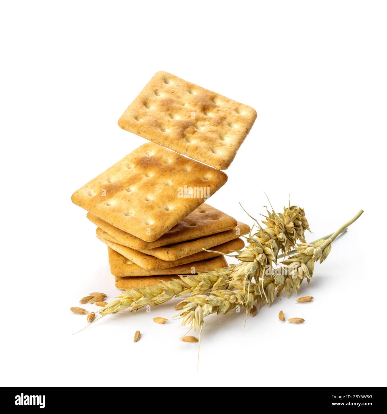Una pila di deliziosi cracker di crusca si levitano su sfondo bianco. Cracker di bruno, spirkelet di segale e grani isolati su sfondo bianco. Foto Stock