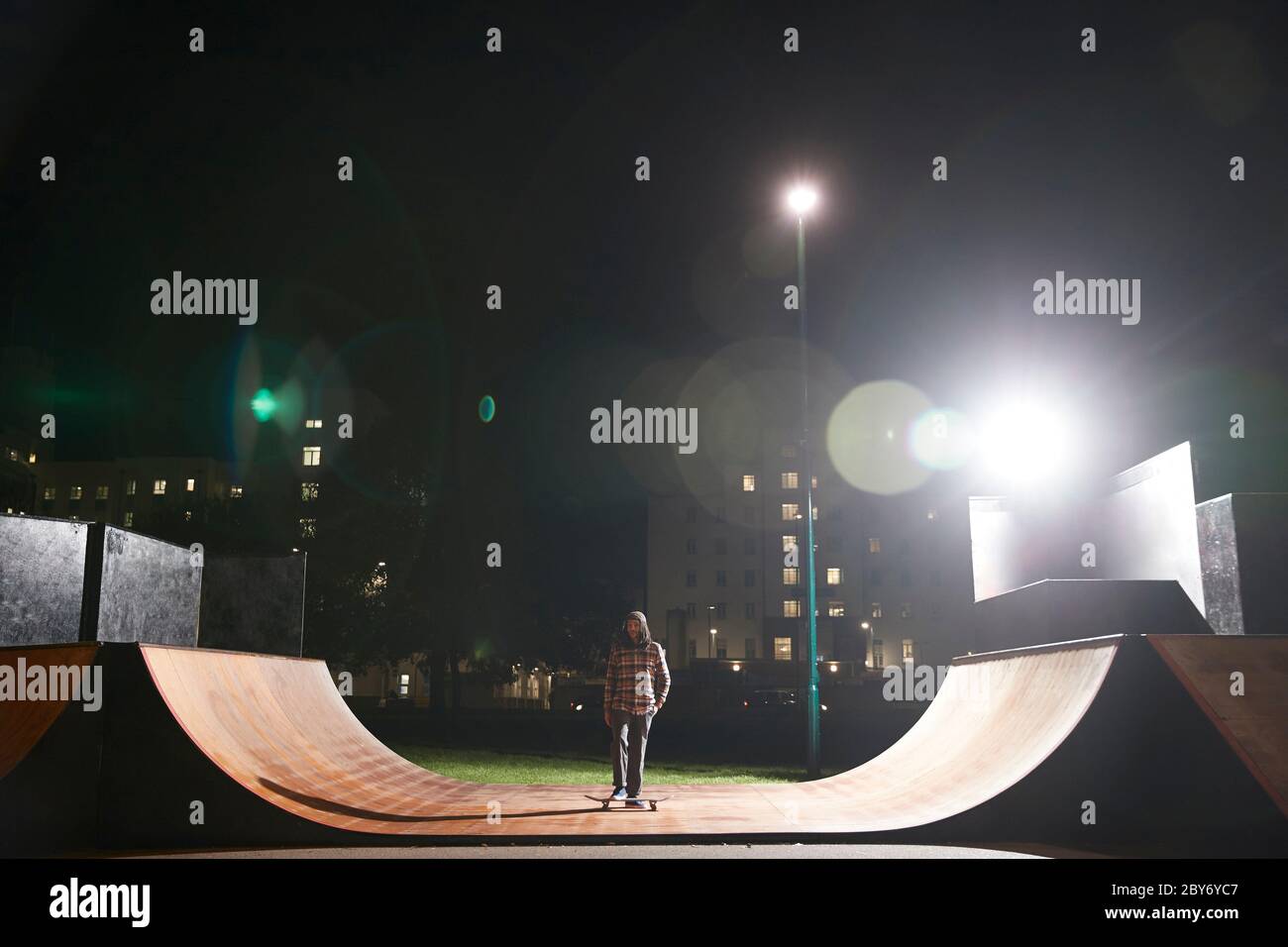 Skateboard per giovani sulla rampa di sera presso lo skate Park Foto Stock