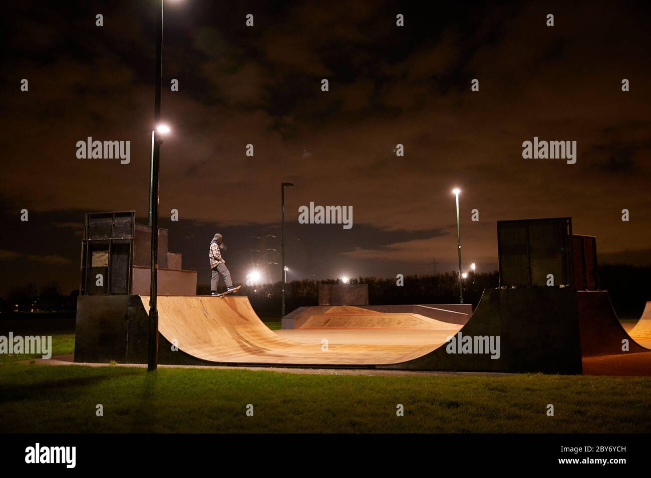 Skateboard per bambini sulla rampa di accesso di notte Foto Stock