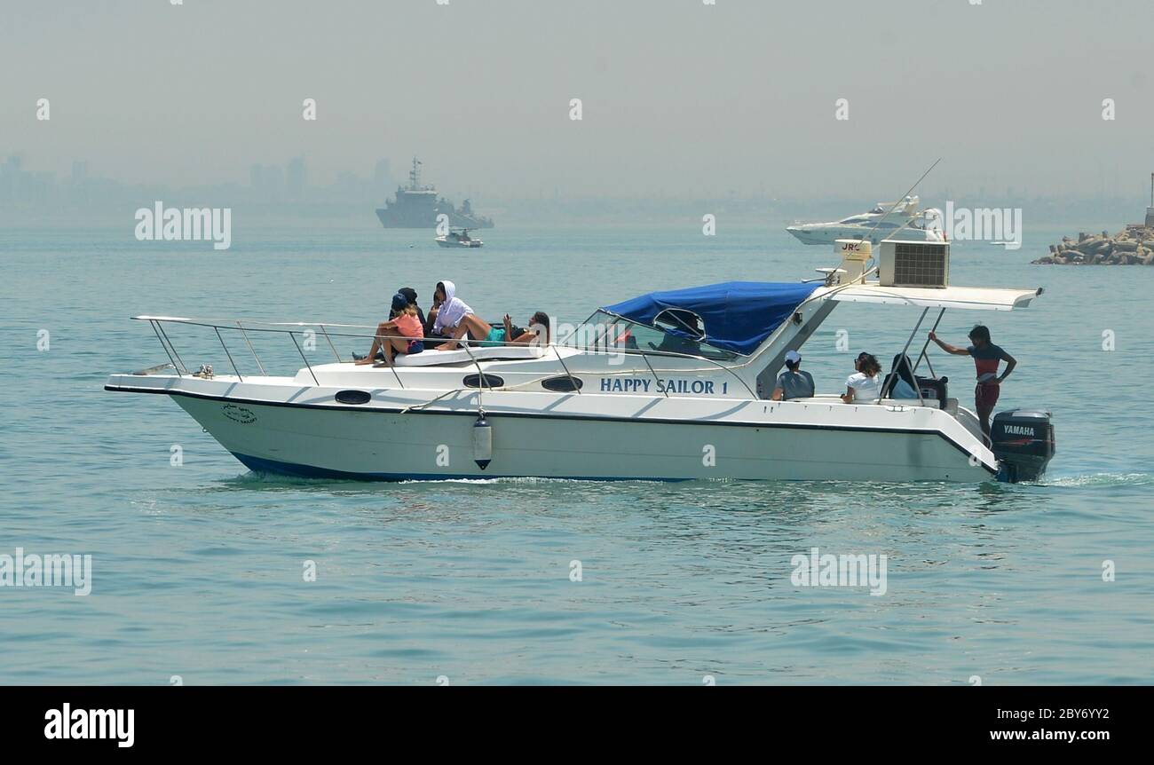 (200609) -- HAWALLI GOVERNATORATO, 9 giugno 2020 (Xinhua) -- la gente naviga su yacht nel mare a Hawalli Governatorato, Kuwait, 9 giugno 2020. Il 31 maggio, il Kuwait ha chiuso il coprifuoco totale per ripristinare la vita normale nel paese. Da allora, alcune persone scelgono di fare sport all'esterno in mare e percorsi, mentre altre preferiscono rimanere a casa facendo sport. (Foto di Asad/Xinhua) Foto Stock