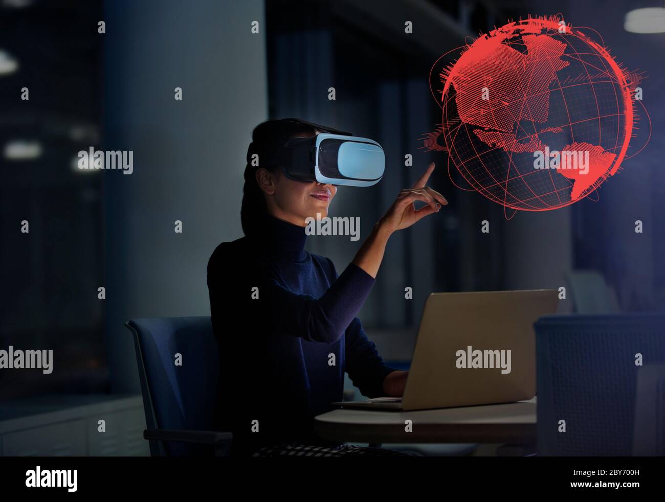 Donna d'affari con occhiali di realtà virtuale che toccano il globo virtuale Foto Stock