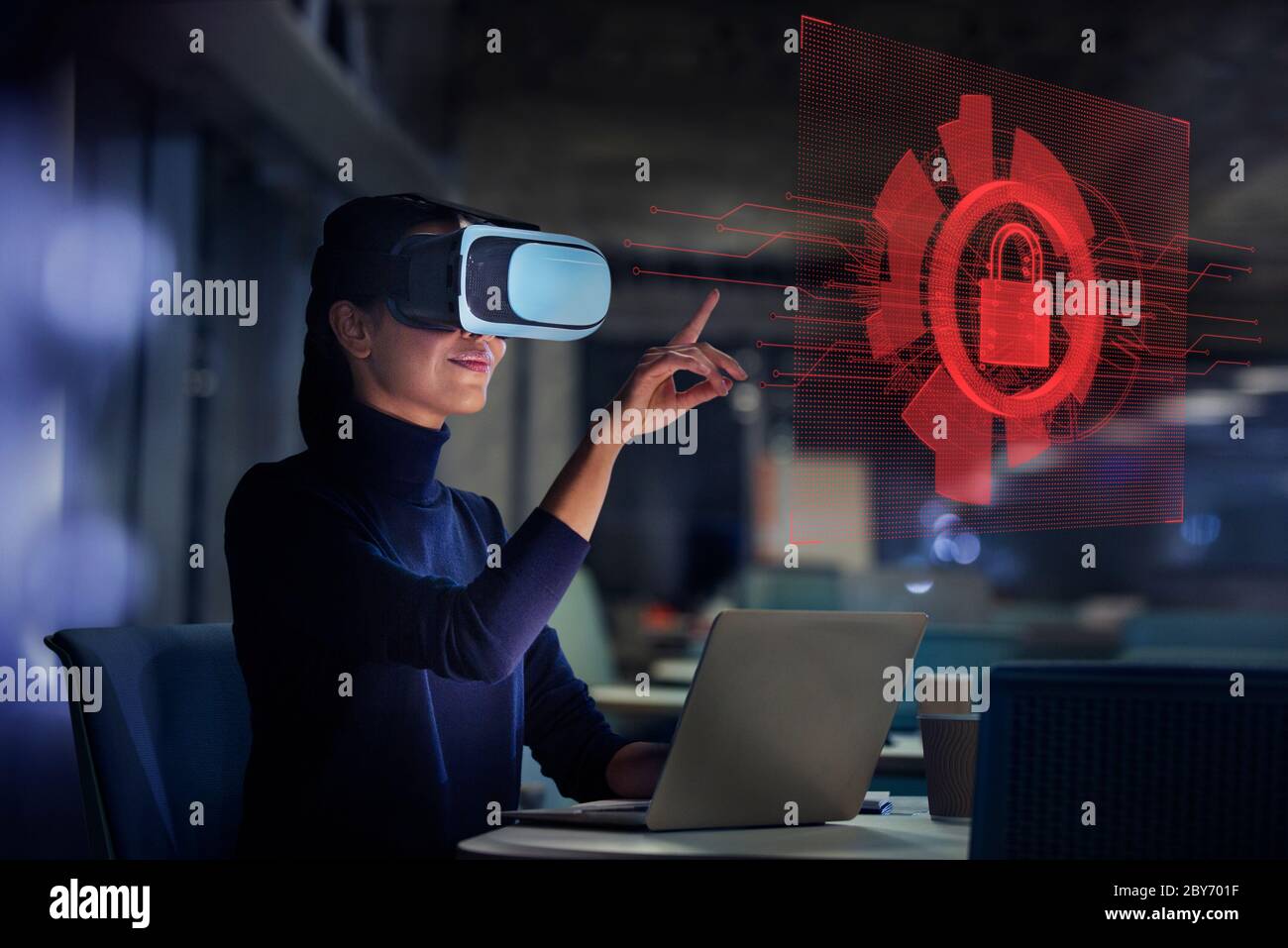 Donna d'affari con occhiali di realtà virtuale che guardano lo schermo virtuale Foto Stock