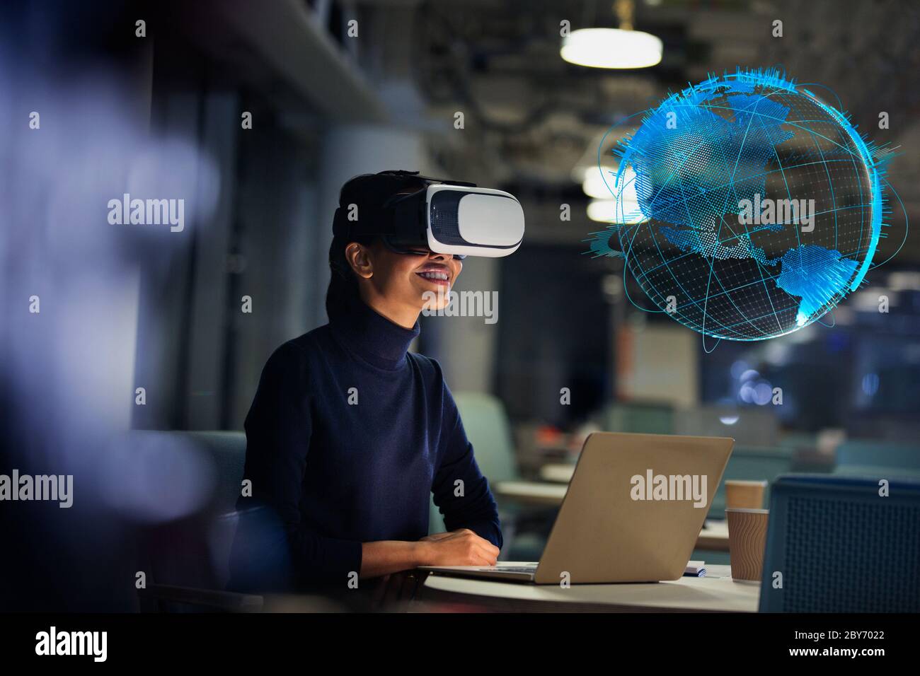 Donna d'affari con occhiali di realtà virtuale che guardano il globo virtuale Foto Stock