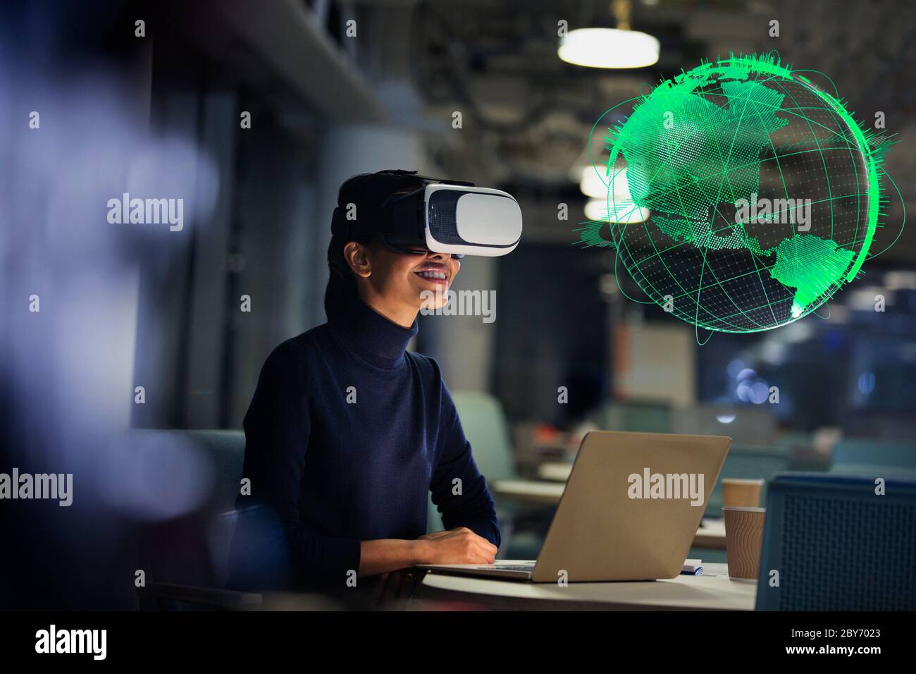 Donna d'affari con occhiali di realtà virtuale che guardano il globo Foto Stock