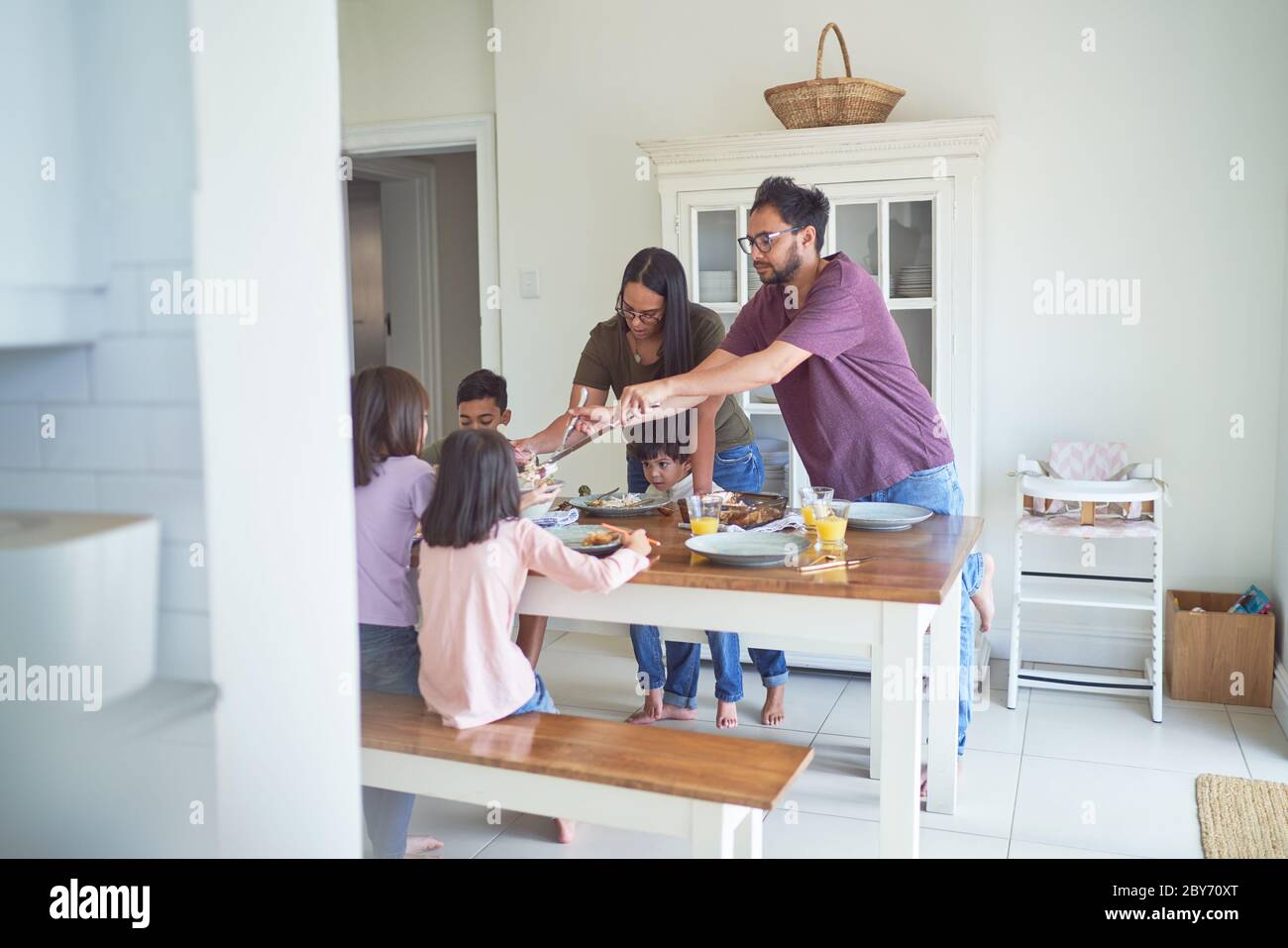 Famiglia di mangiare al tavolo da pranzo Foto Stock