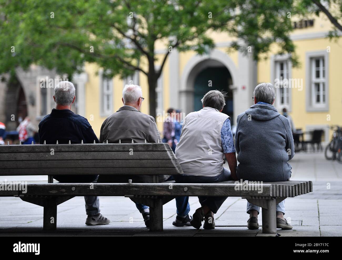 Erfurt, Germania. 09 giugno 2020. La gente siede su una panchina nel centro della città sulla rabbia. La Turingia è il primo stato tedesco ad abolire le restrizioni di contatto imposte a causa della pandemia di Corona del 13 giugno. Un nuovo regolamento di base raccomanda solo che le persone si incontrino con un'altra famiglia o con un massimo di dieci persone. Credit: Martin Schutt/dpa-Zentralbild/dpa/Alamy Live News Foto Stock