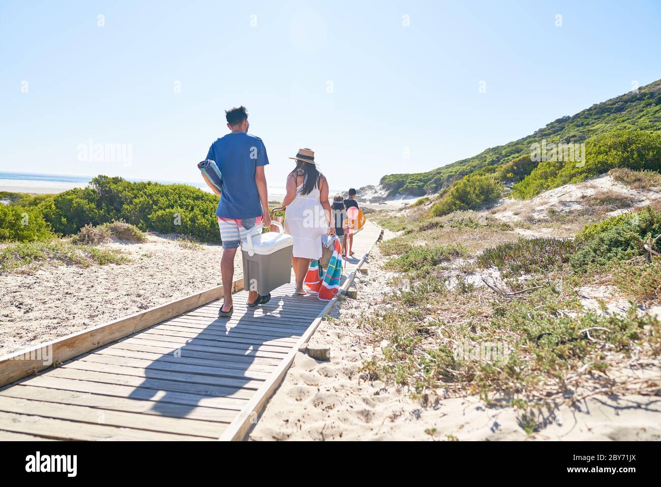 Attrezzatura per il trasporto in famiglia sulla soleggiata passeggiata sulla spiaggia Foto Stock