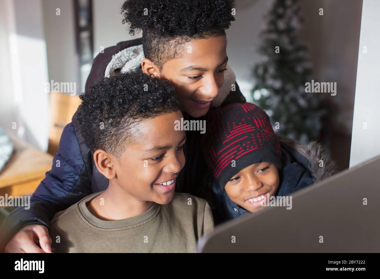 Fratelli felici che usano il computer Foto Stock