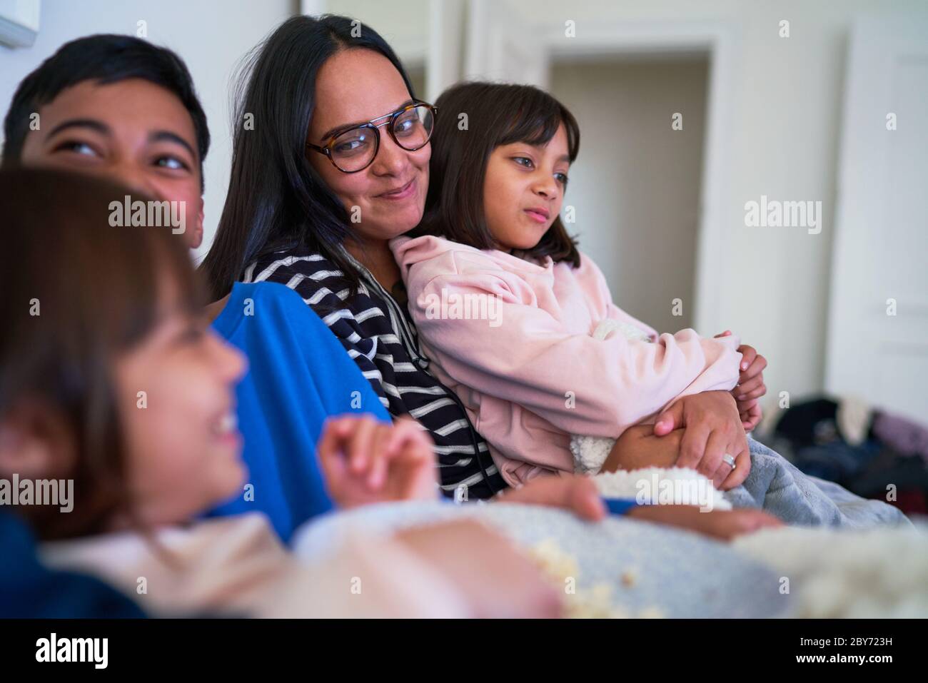 La famiglia felice di guardare la TV Foto Stock